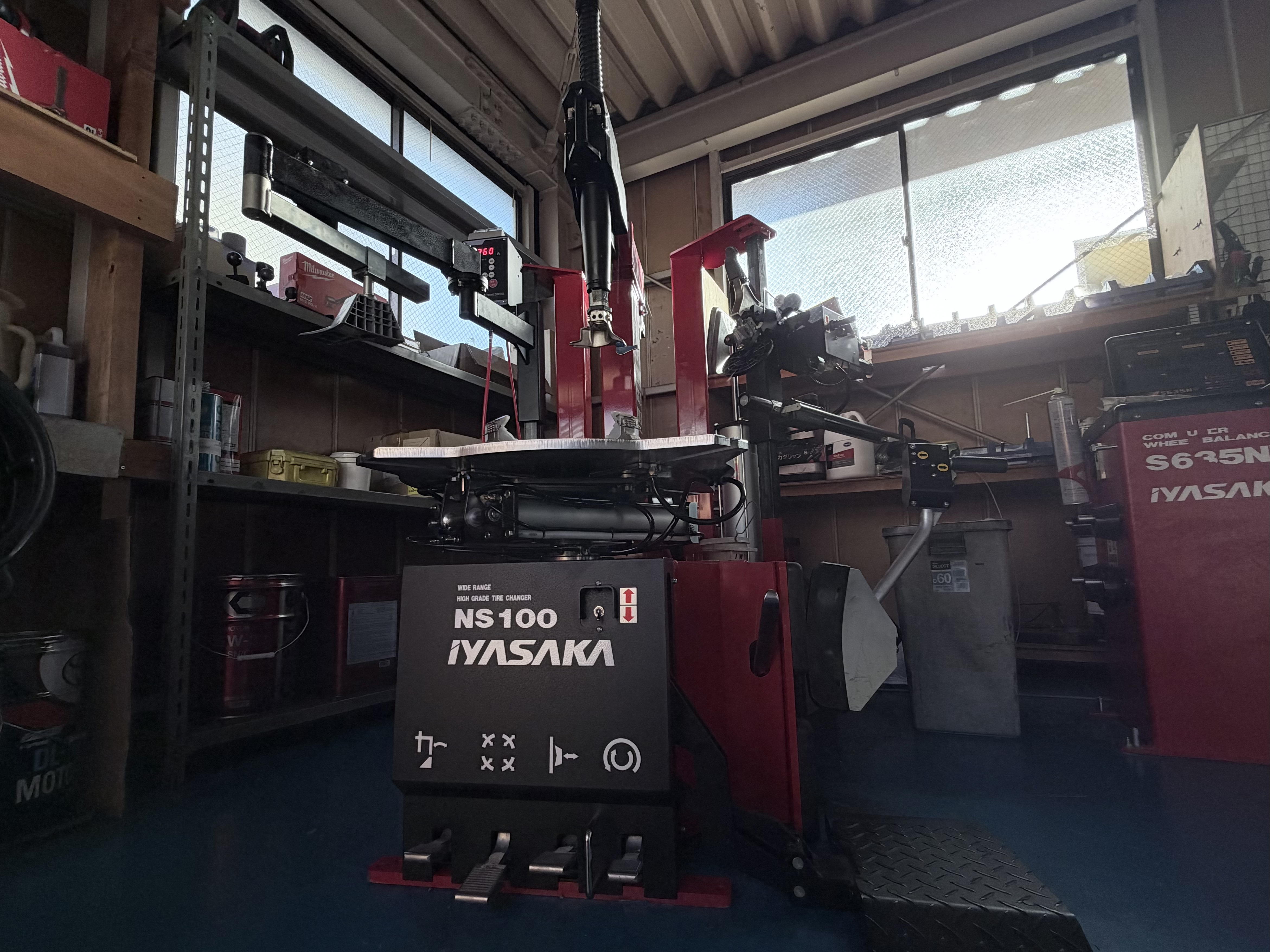 タイヤ・用品部の作業風景